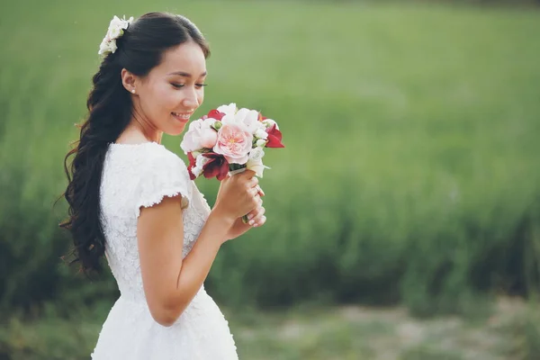 Schöne Braut Hält Einen Strauß Ihren Händen Hochzeit Brautstrauß Glückliche lizenzfreie Stockbilder