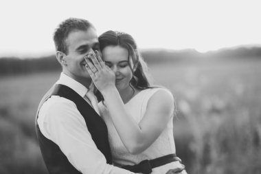 Mutlu gelin ve damat gün batımında parkta birbirlerine sarılırlar. Düğün için. Mutlu aşk konsepti. Yüksek kalite fotoğraf