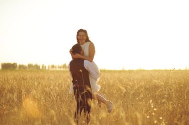 Mutlu gelin ve damat gün batımında parkta birbirlerine sarılırlar. Düğün için. Mutlu aşk konsepti. Yüksek kalite fotoğraf