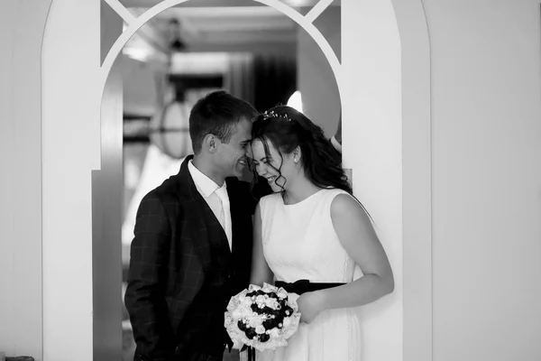 幸せな花嫁と新郎抱擁お互いに 結婚式 幸せな愛の概念 高品質の写真 — ストック写真