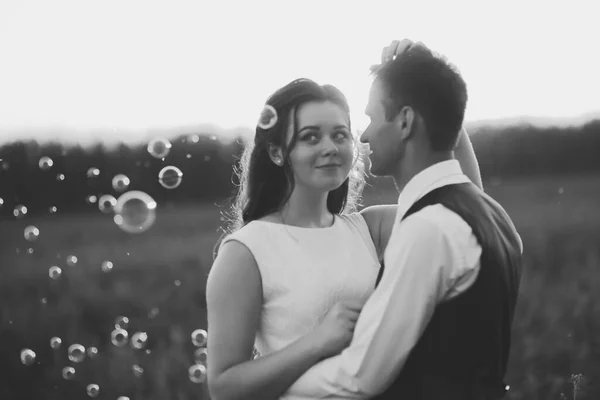 Gli Sposi Felici Abbracciano Nel Parco Tramonto Bolle Sapone Matrimonio — Foto Stock