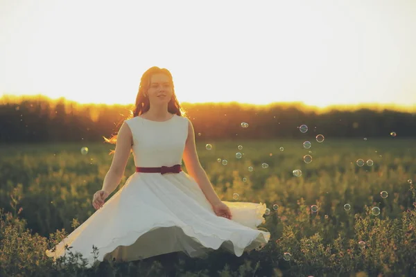 Mooi Meisje Dansend Een Park Bij Zonsondergang Zeepbellen Geluksconcept Hoge — Stockfoto