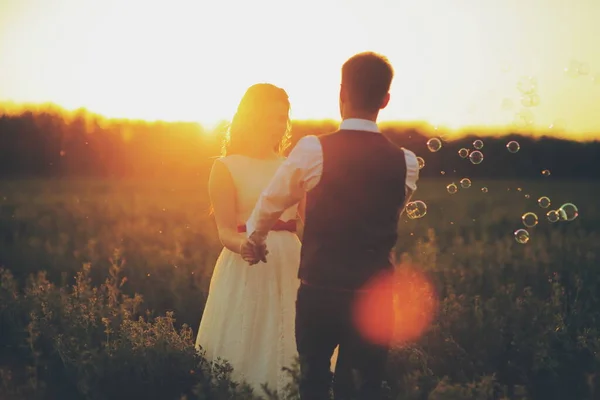 Gelin Damat Parkta Ele Dans Ediyorlar Gün Batımı Işığı Sabun — Stok fotoğraf