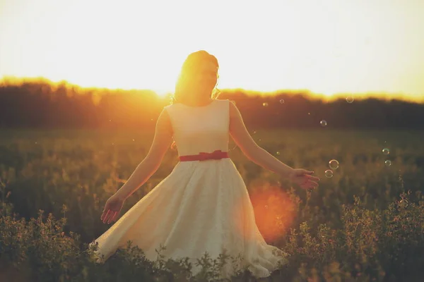 Mooi Meisje Dansend Een Park Bij Zonsondergang Zeepbellen Geluksconcept Hoge — Stockfoto