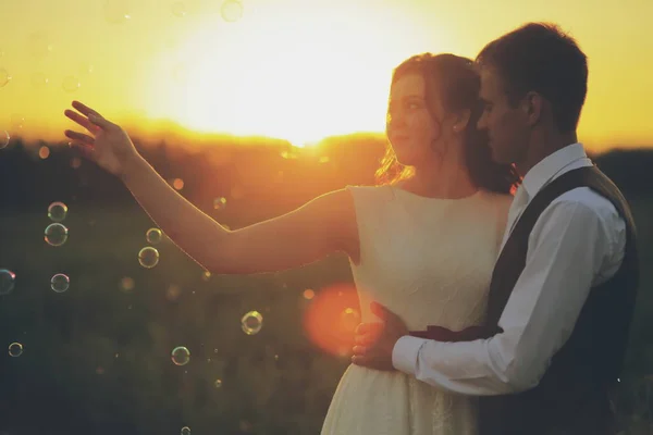 Mutlu Gelin Damat Gün Batımında Parkta Birbirlerine Sarılırlar Sabun Köpükleri — Stok fotoğraf