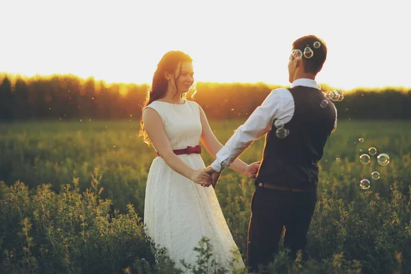 Novia Novio Toman Mano Bailando Parque Luz Del Atardecer Burbujas — Foto de Stock