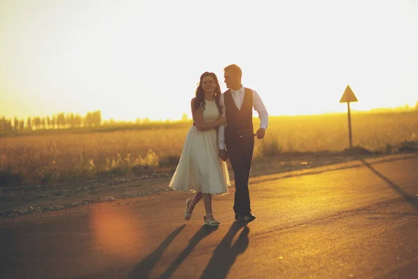 Menyasszony Vőlegény Fogják Egymás Kezét Megölelik Egymást Sétálnak Parkban Napnyugta — Stock Fotó