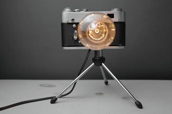 Retro Lampa Från Gammal Kamera Med Edison Lampa Grå Bakgrund — Stockfoto