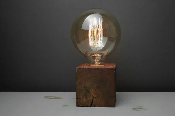 Retro Drewniana Lampa Lampą Edisona Szarym Tle Koncepcja Jest Dobrym — Zdjęcie stockowe