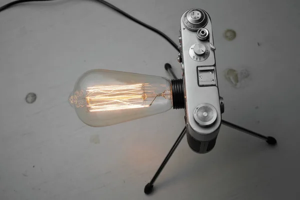 Lampada Retrò Una Vecchia Fotocamera Con Una Lampada Edison Sfondo — Foto Stock