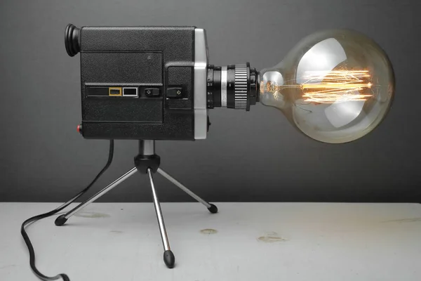 Retro Lampa Från Gammal Kamera Med Edison Lampa Grå Bakgrund — Stockfoto