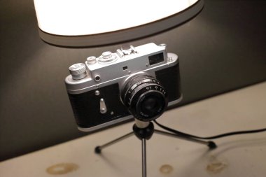 Gri arka planda eski bir kameradan alınmış bir gaz lambası. Kavram iyi bir fikir. Yüksek kalite fotoğraf