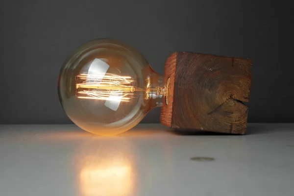 Lampada Legno Retrò Con Lampada Edison Sfondo Grigio Concetto Una — Foto Stock