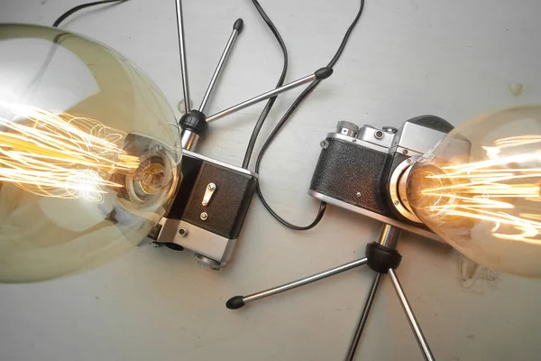 Ретро Лампа Старой Камеры Лампой Эдисона Сером Фоне Концепция Хорошая — стоковое фото