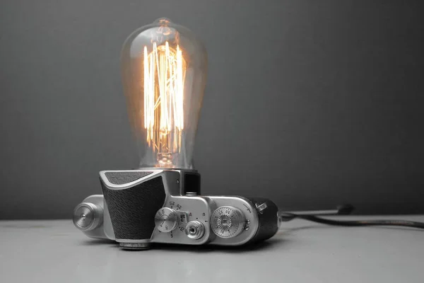 Lampa Retro Starej Kamery Lampą Edisona Szarym Tle Koncepcja Dobry — Zdjęcie stockowe
