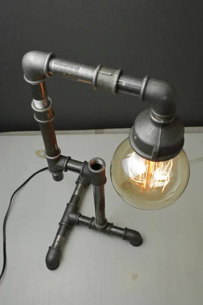 Lampa Retro Wykonana Metalowych Rur Wodnych Lampą Edisona Szarym Tle — Zdjęcie stockowe