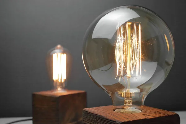 Lampada Legno Retrò Con Lampada Edison Sfondo Grigio Concetto Una — Foto Stock