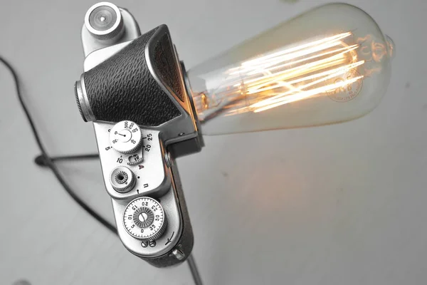 Lampada Retrò Una Vecchia Fotocamera Con Una Lampada Edison Sfondo — Foto Stock