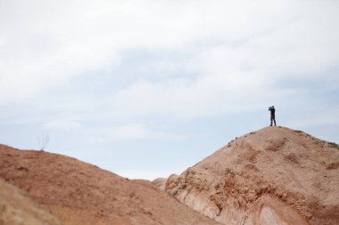 Dağın tepesindeki adam. Güzel dağ manzarası. Kırgızistan 'ın vahşi yaşamı. Kırgızistan. Yüksek kalite fotoğraf