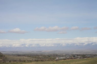 Güzel dağ manzarası. Kırgızistan 'da vahşi yaşam. Gökyüzündeki bulutlar. Kırgızistan. Yüksek kalite fotoğraf