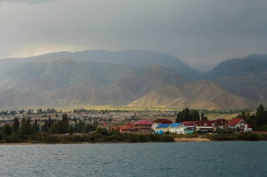 Güzel dağ manzarası. Issyk-Kul Gölü kıyısında. Kırgızistan 'ın vahşi yaşamı. Gökyüzündeki bulutlar. Yüksek kalite fotoğraf