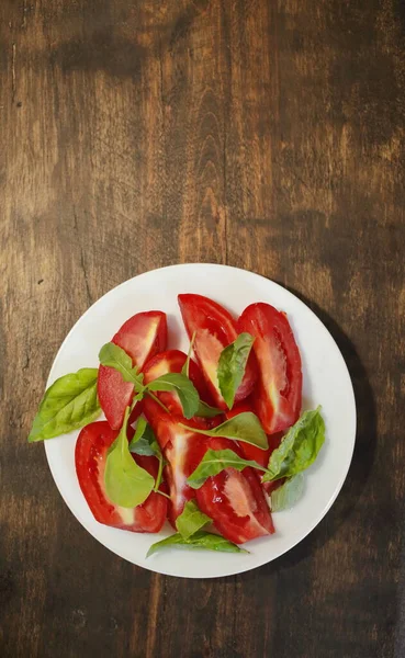 Tomat Diiris Dengan Selada Piring Putih Konsep Makan Yang Sehat — Stok Foto