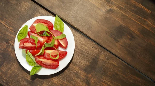 Tomates Fatiados Com Alface Prato Branco Conceito Alimentação Saudável Foto — Fotografia de Stock