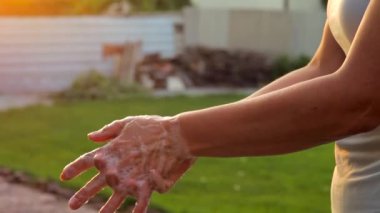  Corona virüsünü önlemek için sabuncuyla el yıkamak. Mikroplara ölüm