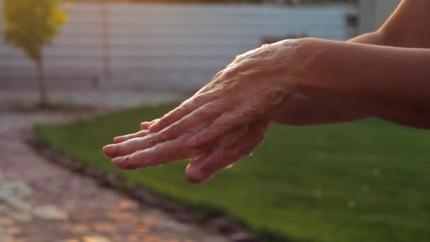 Tvätta händerna gnida med tvål man för att förebygga koronavirus. Död åt bakterier — Stockvideo