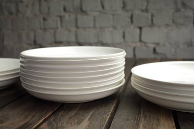 Ahşap bir çatı katında boş beyaz tabak. Yüksek kaliteli fotoğraf.