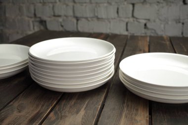 Ahşap bir çatı katında boş beyaz tabak. Yüksek kaliteli fotoğraf.