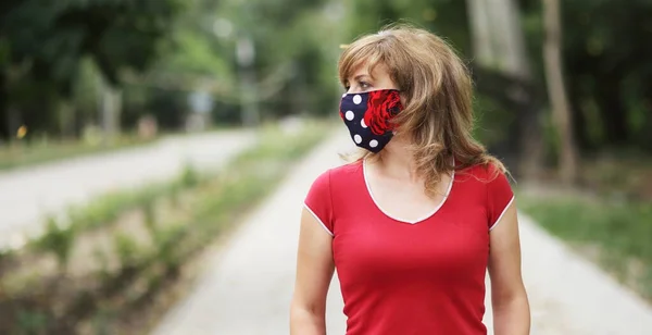 Chica Con Una Máscara Protectora Contra Coronavirus Parque Color Rojo —  Fotos de Stock