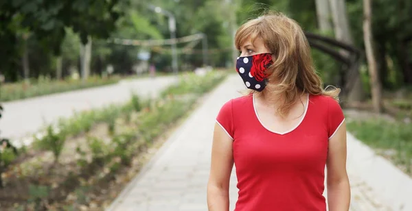 Chica Con Una Máscara Protectora Contra Coronavirus Parque Color Rojo — Foto de Stock