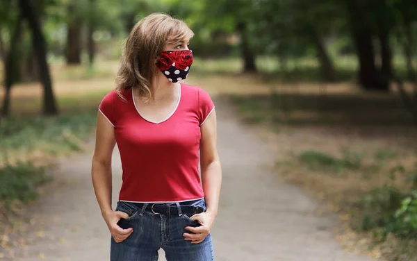 Dívka Ochranné Masce Proti Koronaviru Parku Primární Červená Barva — Stock fotografie