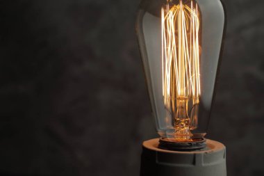 Betonda Edison lambası olan Retro Lamba. Konsept iyi bir fikir. Yüksek kalite fotoğraf
