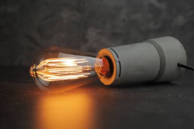 Betonda Edison lambası olan Retro Lamba. Konsept iyi bir fikir. Yüksek kalite fotoğraf