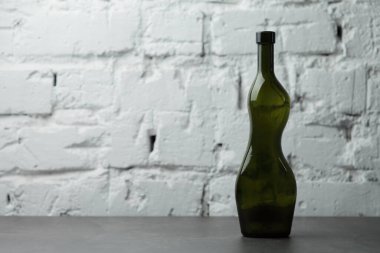 Beton arka planda şarap şişesi. Yazıtlar için boş yer. Yüksek kalite fotoğraf