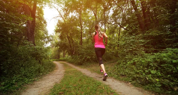 Молодая Спортсменка Бегает Утренней Лесной Тропе Мотивация Здорового Образа Жизни — стоковое фото