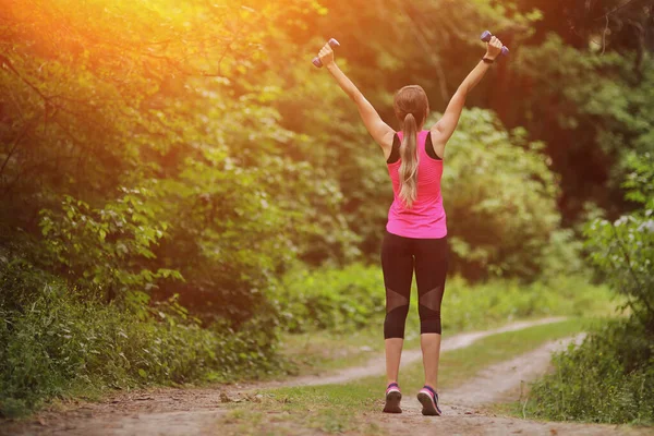 Das Mädchen Treibt Sport Mit Gewichten Naturwald Motivation Gesund Fit Stockbild