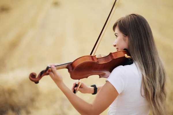 Menina Romântica Bonita Com Cabelo Solto Tocando Violino Campo Após — Fotografia de Stock