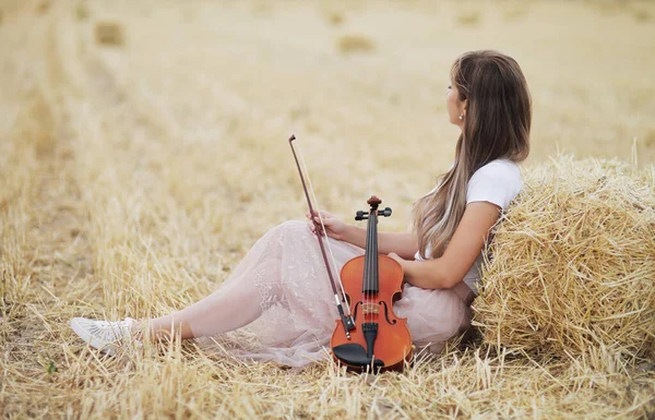 Jovem Romântica Com Cabelo Fluindo Segurando Violino Sua Mão Campo — Fotografia de Stock