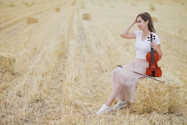 Jovem Romântica Com Cabelo Fluindo Segurando Violino Sua Mão Campo — Fotografia de Stock