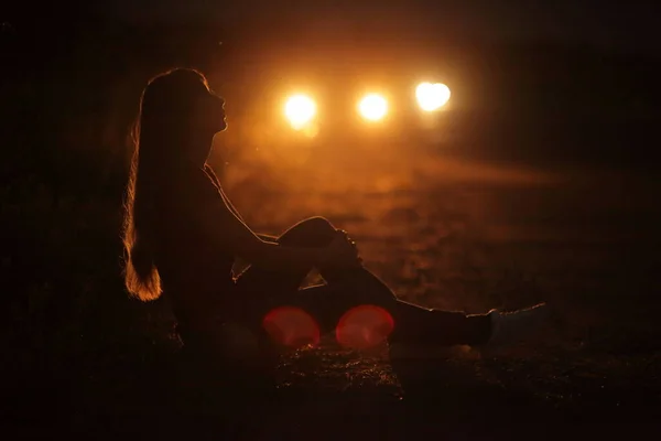 Silhouet Van Jonge Slanke Vrouw Achtergrondverlichting Van Auto Koplampen Autoweg — Stockfoto