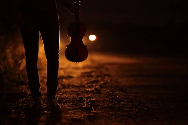 Nce Bir Kızın Bacaklarının Silueti Farların Arkasında Bir Keman Gece — Stok fotoğraf