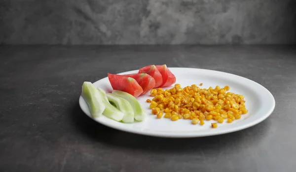 Dieta Milho Grelhado Orgânico Tomate Pepino Uma Placa Branca Produtos — Fotografia de Stock