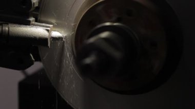 Otomatik çalışan arabaların disk frenlerini cilalayan fren aracı, yüzeyi yeniden inşa etmek için çalışan disk fren makinesi. Disk freninin yüzeyini yeniden inşa etmek için seçici odak. Yüksek kaliteli FullHD görüntüler