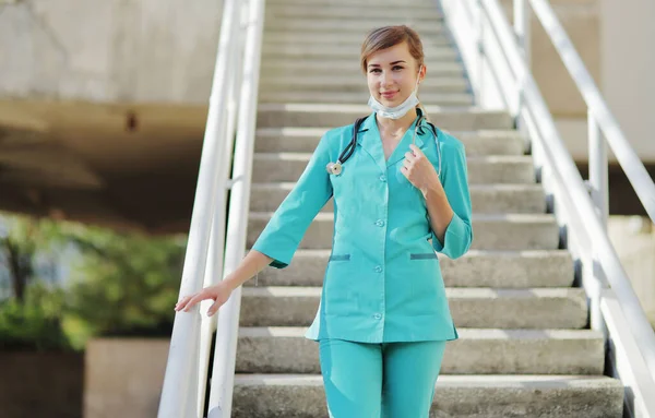 Női Orvos Vagy Nővér Védőmaszkban Sétál Fel Lépcsőn Biztonsági Intézkedések — Stock Fotó
