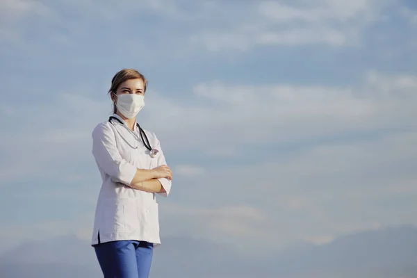Vrouwelijke Dokter Een Verpleegster Met Een Beschermend Gezichtsmasker Tegen Blauwe — Stockfoto