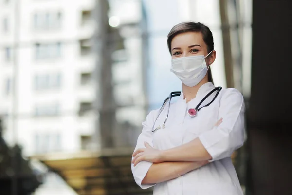 Zelfverzekerde Vrouwelijke Arts Verpleegkundige Met Een Gezichtsbeschermend Masker Veiligheidsmaatregelen Tegen — Stockfoto