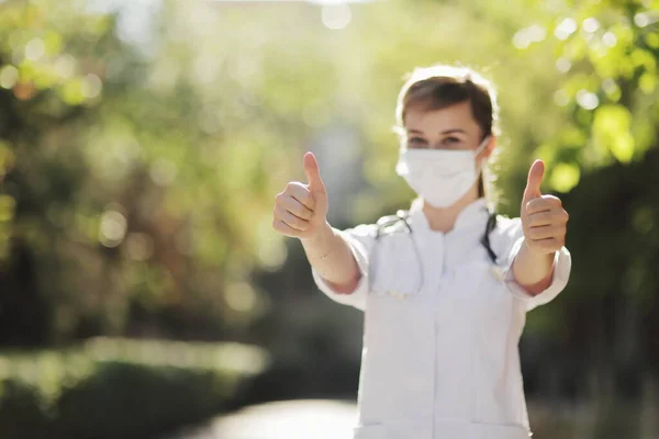 Een Vrouwelijke Arts Verpleegkundige Met Een Beschermend Gezichtsmasker Toont Klas — Stockfoto